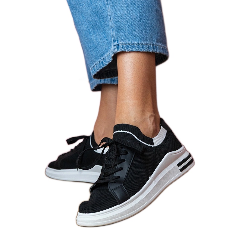 Svarta kvinnors sneakers på plattformen med snören