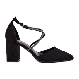 Pumpar med spetsiga tår och dekorerade ränder på pelaren svart