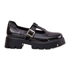 Målade kvinnors skor med en klämma på plattformen och platta klackarna svarta