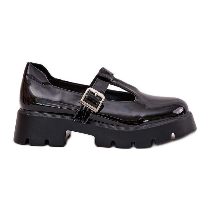 Målade kvinnors skor med en klämma på plattformen och platta klackarna svarta