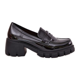 Målade kvinnaskor på en massiv häl svart