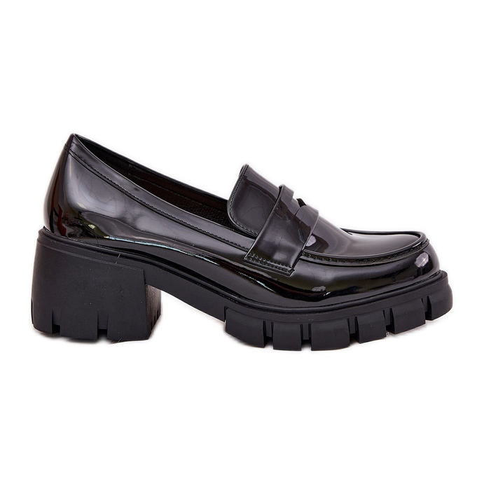 Målade kvinnaskor på en massiv häl svart