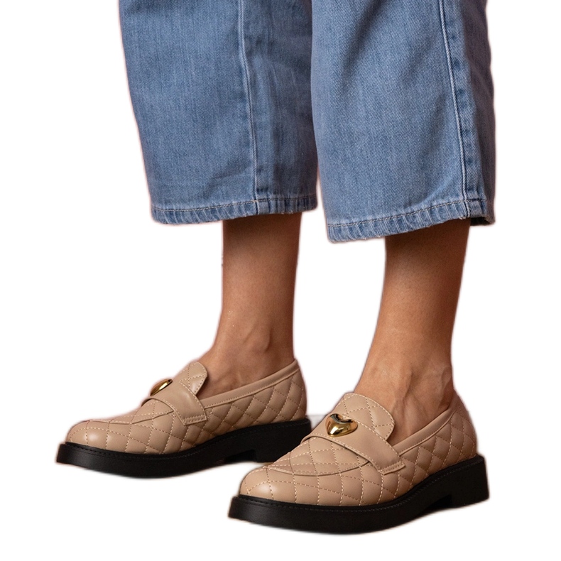Beige quiltade loafers dekorerade med hjärta