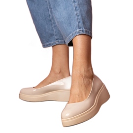 Beige -varnerade skor på plattformen