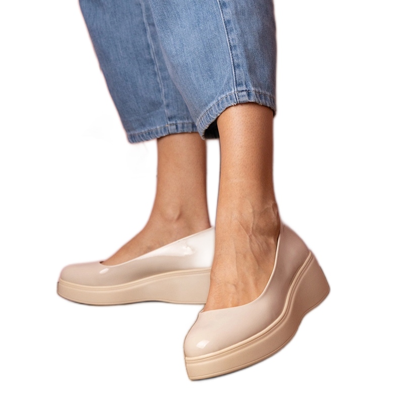 Beige -varnerade skor på plattformen