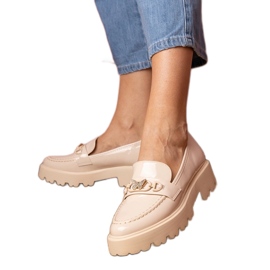 Beige lackerade loafers med en zirkonfjäril