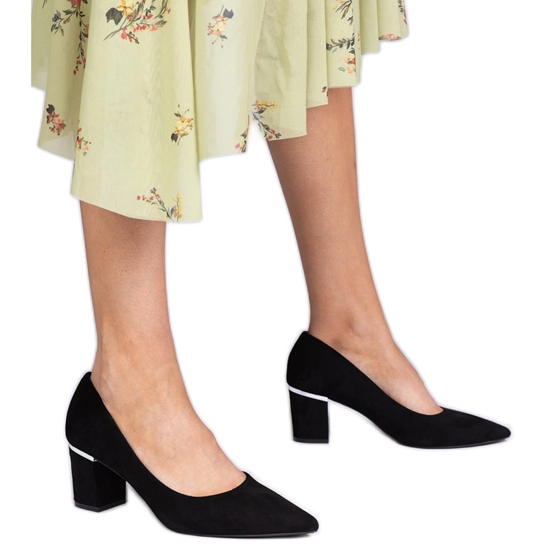 Svarta kvinnors pumpar från Ekozamszu