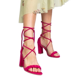 Rosa sandaler bundna på posten