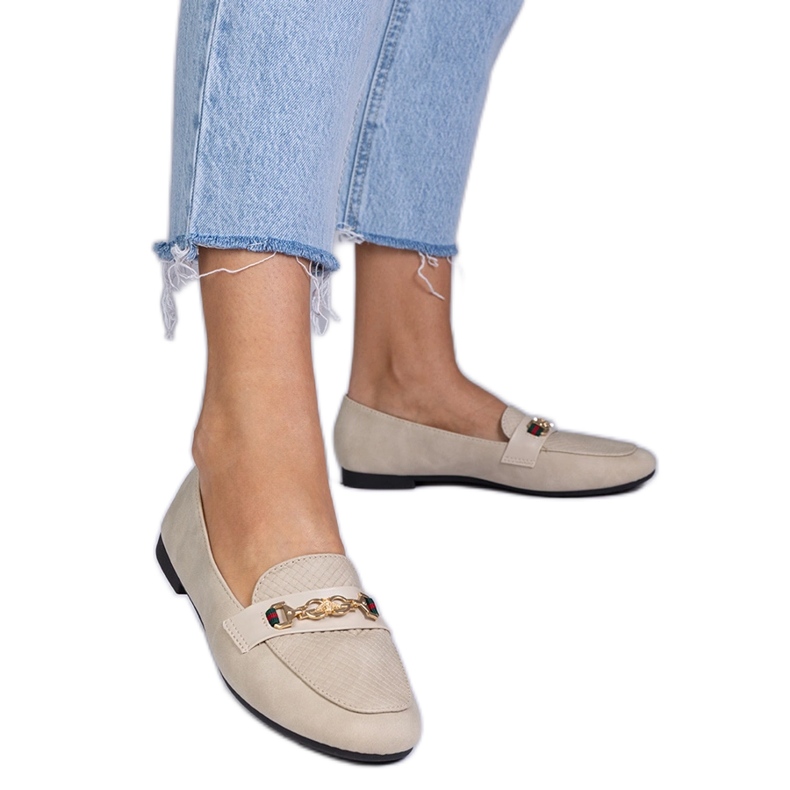 Beige loafers med en matt finish med en gyllene dekoration