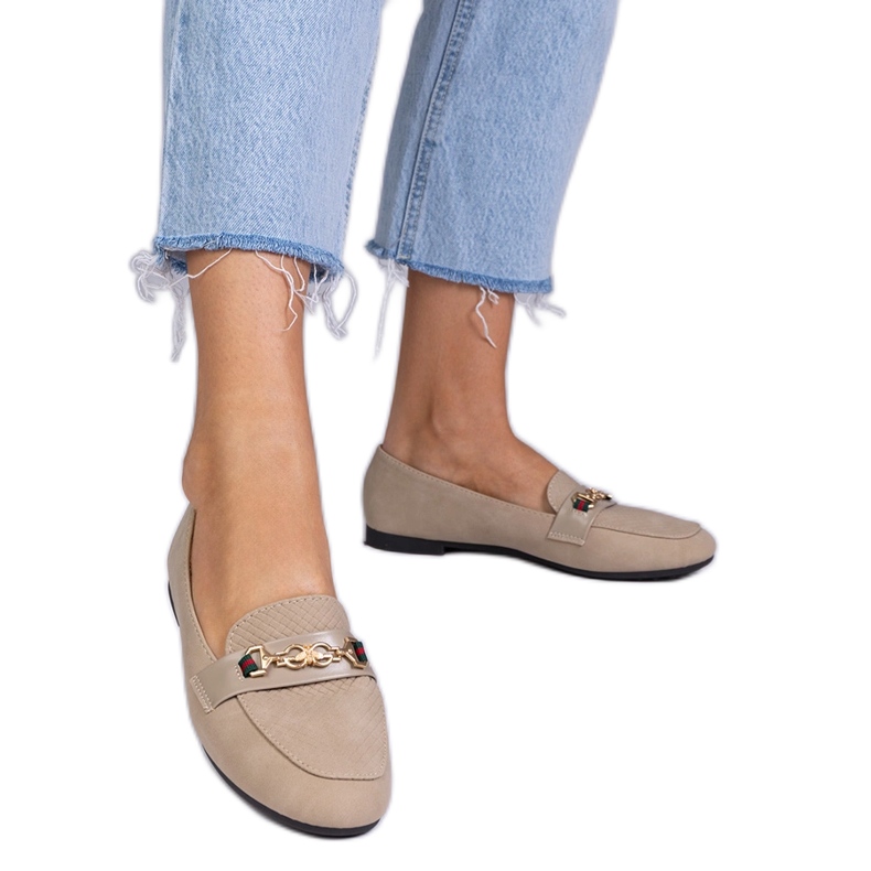 Bruna loafers med en matt finish med en gyllene dekoration