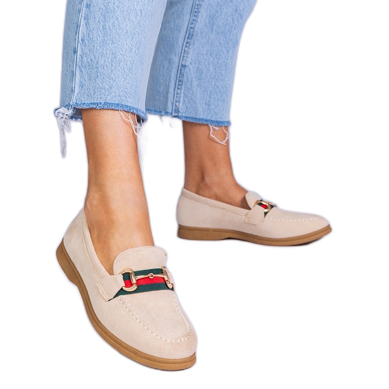 Beige loafers från Ekozamsz med en gyllene dekoration