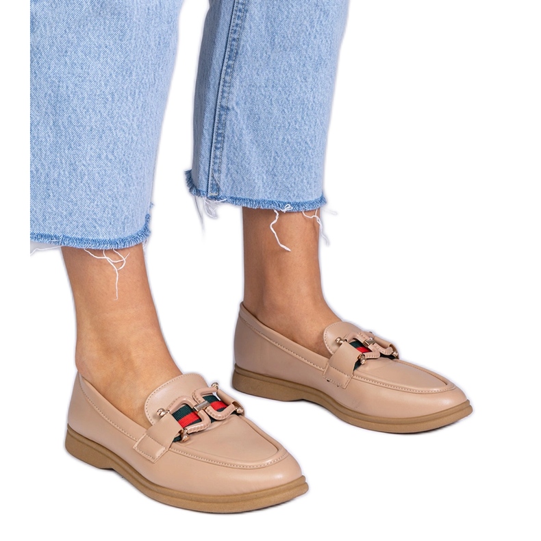 Beige moccasins med eko -läder med en prydnad