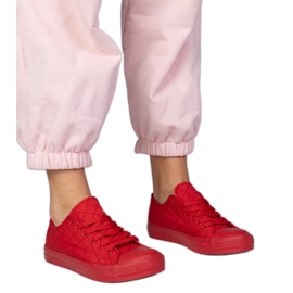 Röda klassiska quiltade sneakers