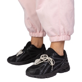 Svarta sneakers med löstagbara dekorationer