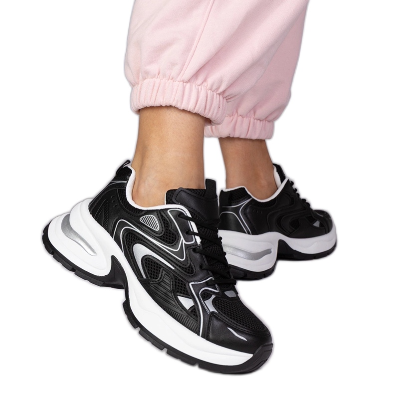 Svarta sportsneakers på en tjock sula