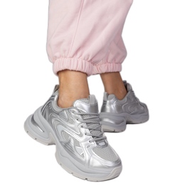 Silversportsneakers på en tjock sula