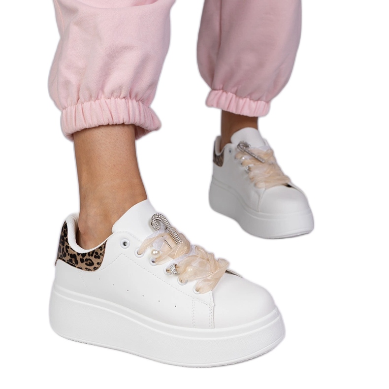 Vita sneakers med en leopardinsats och en zirkonstift
