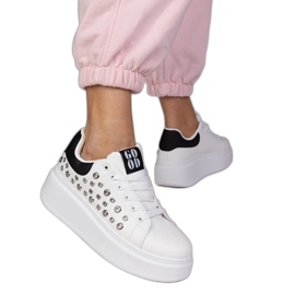 Vita sneakers med svart insats och tappar