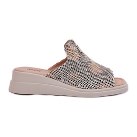 Kvinnokilar med kil med ett slott djurmönster beige