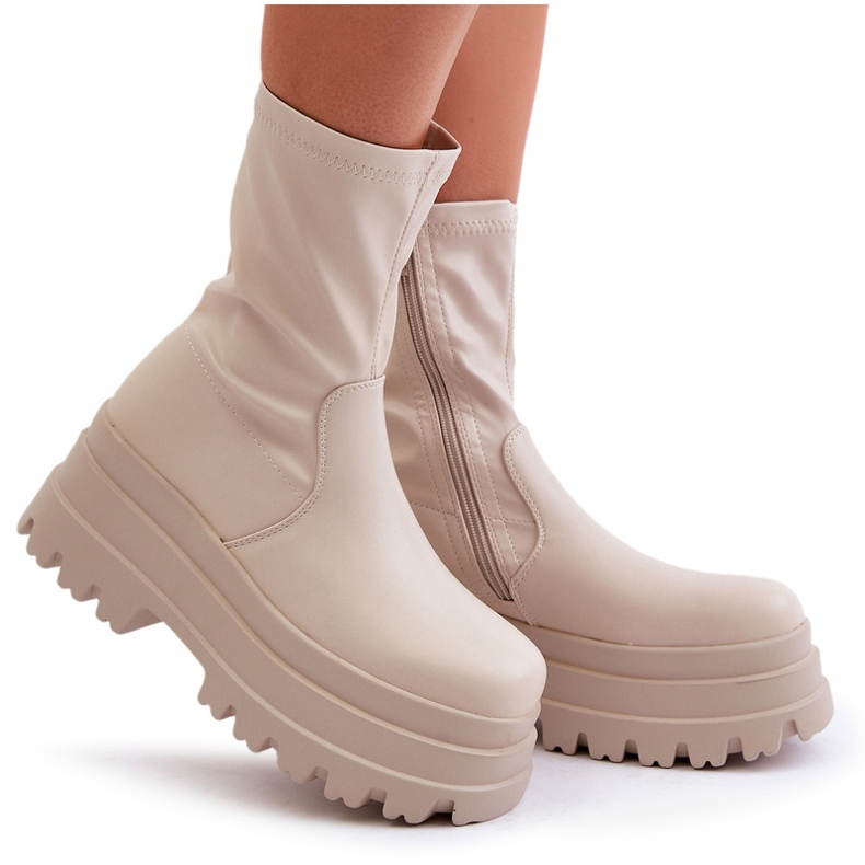 Ljusa beige stövlar på en massiv plattform