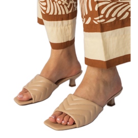 Ljusbeige lågklackade flipflops