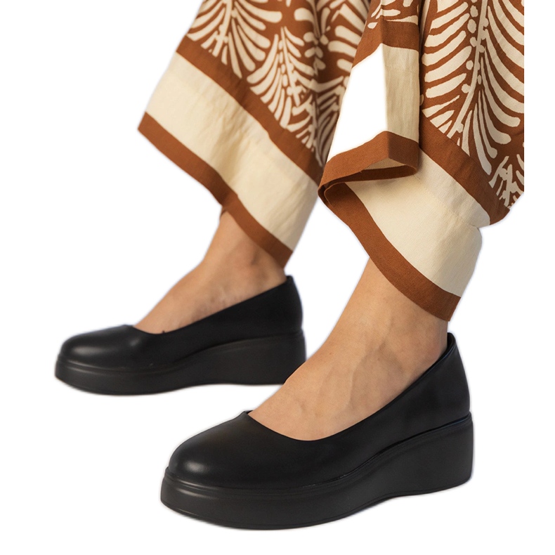 Svarta skor på Eco -Leather -plattformen