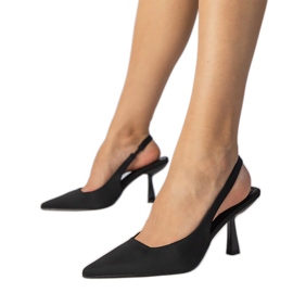 Svart satinpumpar med en öppen häl