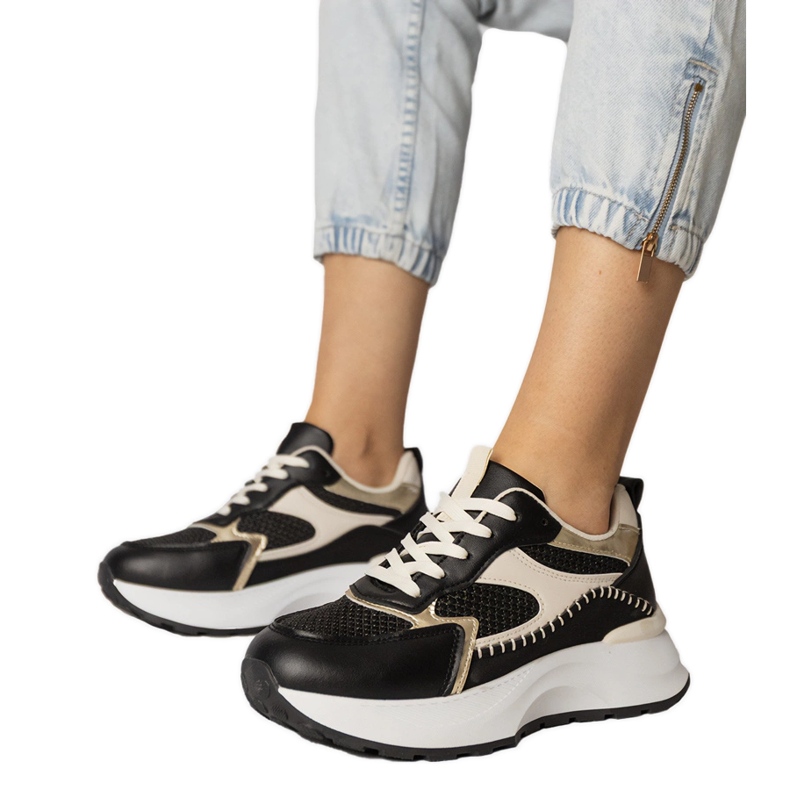 Svarta sportsneakers med en flätad insats