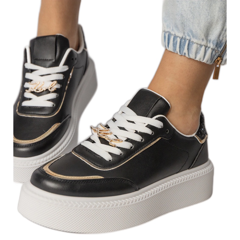 Svarta sneakers dekorerade med glitter och zirkoner