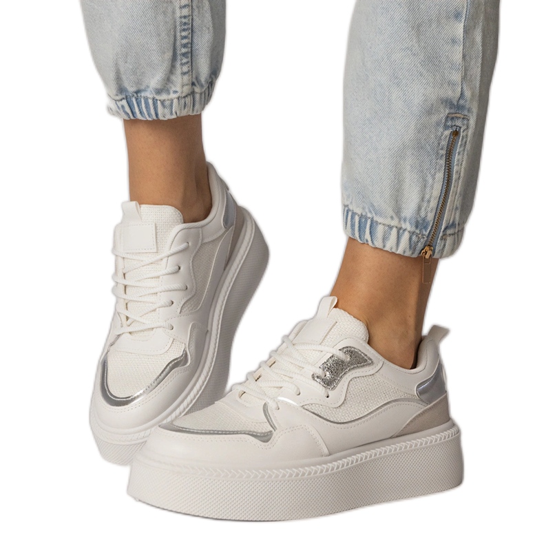 Vita sneakers med en materiell insats