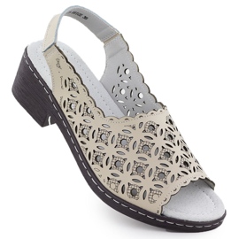 Openwork kvinnors lädersandaler på dynan Beige T.Sokolski L25-25