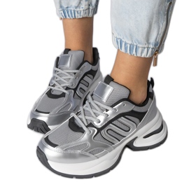 Silversportsneakers på en massiv sula