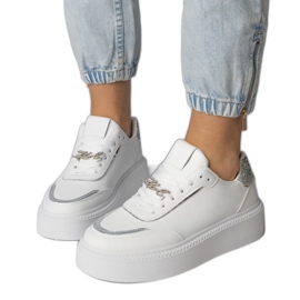 Vita och silver sneakers dekorerade med glitter och zirkoner