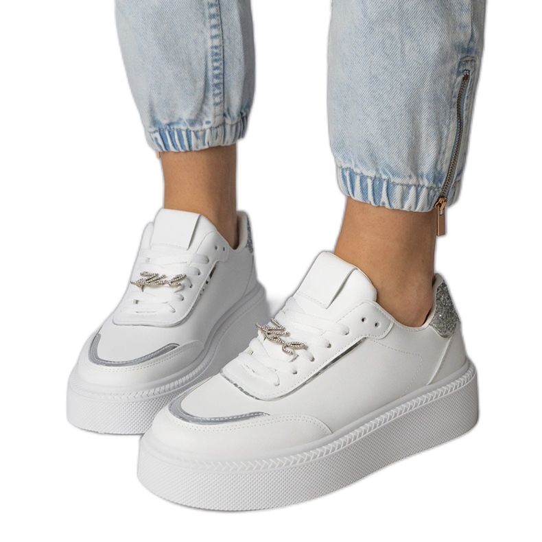 Vita och silver sneakers dekorerade med glitter och zirkoner