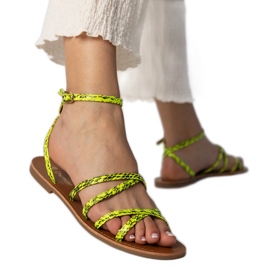 Gula sandaler på en platt sula