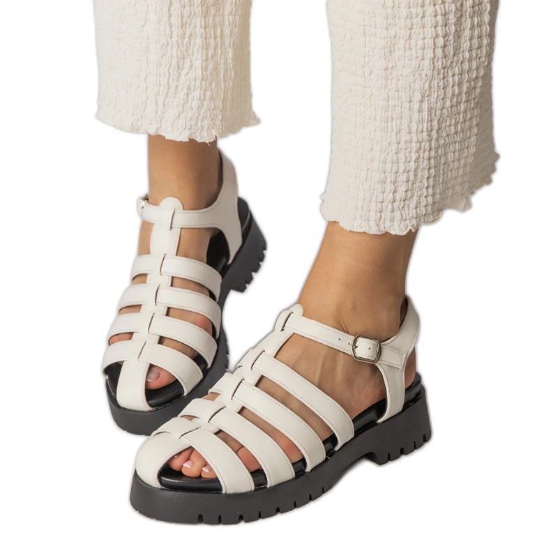 Vita sandaler på plattformen med en fingerlinje