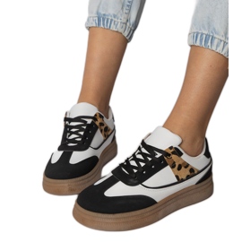 Vita och vita sneakers med ett leopardtillbehör