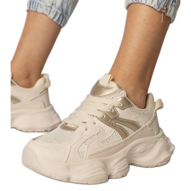 Beige sneakers kvinnors sport med en gyllene införande