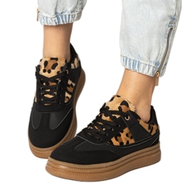 Svarta sneakers med ett leopardtillbehör