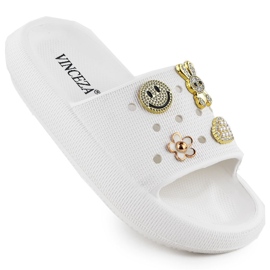 Skum flip flops på poolstranden på den vita plattformen dekorerad Vinceza 76055