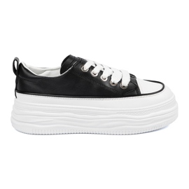 Svartvita sneakers på plattformen