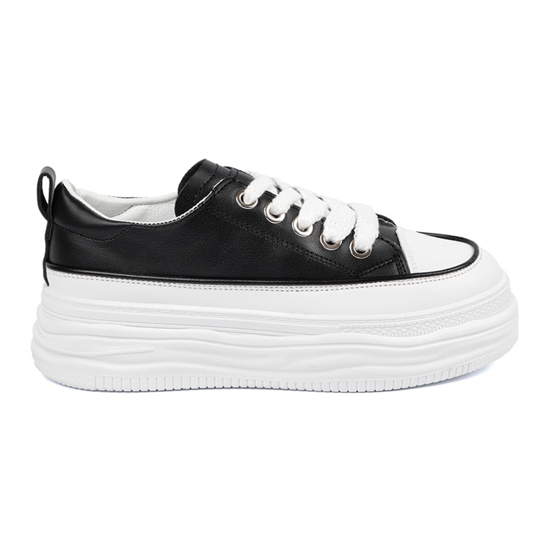 Svartvita sneakers på plattformen