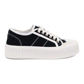 Shelvt Svarta sneakers snörda på en tjock sula