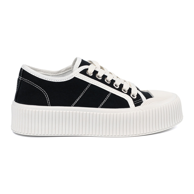 Shelvt Svarta sneakers snörda på en tjock sula