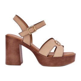 EVento Kvinnors sandaler på posten med en gyllene dekoration beige