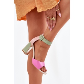 EVento Eleganta kvinnosandaler på den rosa gröna posten