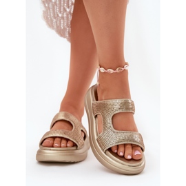 Inna Dekorerade kvinnors flip flops på guldplattformen gyllene