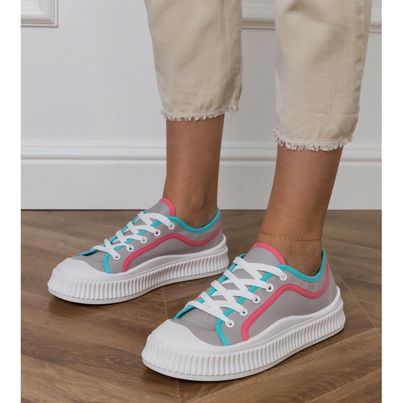Grå kvinnors sneakers på plattformen