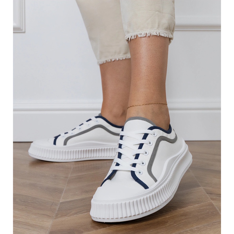 Kvinnors vita sneakers på plattformen