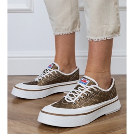 Bruna kvinnors sneakers på plattformen